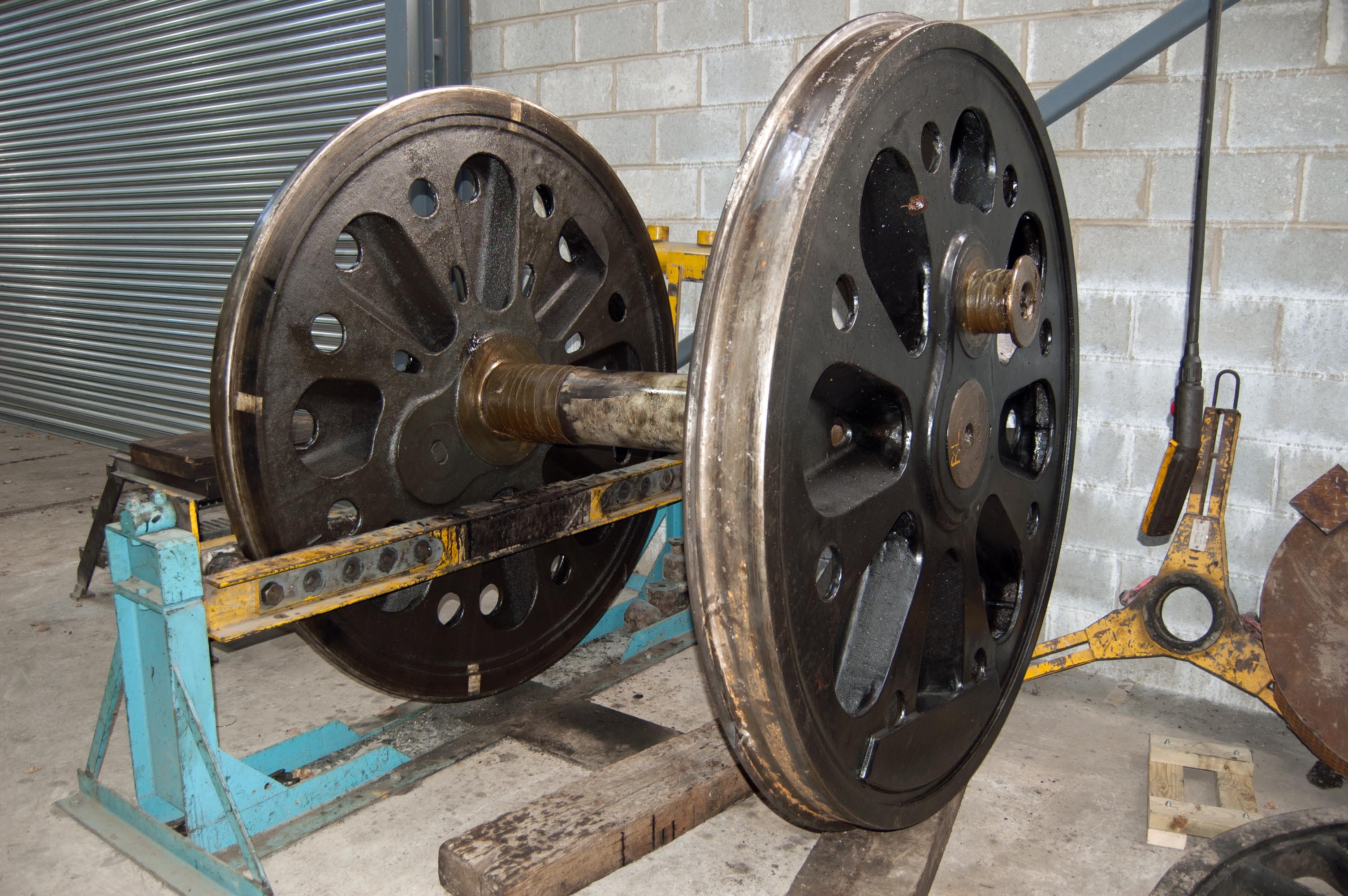 The first wheelset is prepared for the removal of the old tyres
