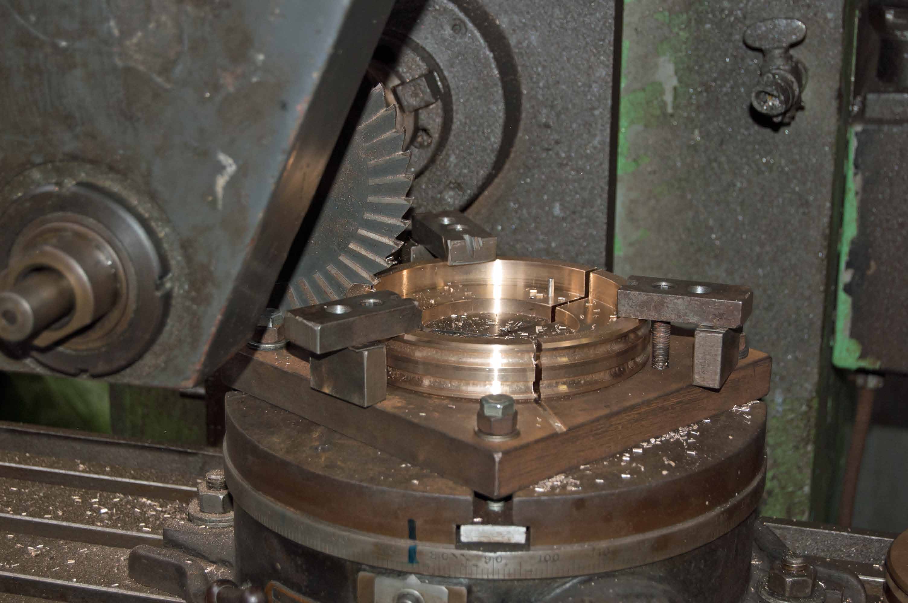 The outer part of the gland packing ring is cut into three pieces on the milling machine